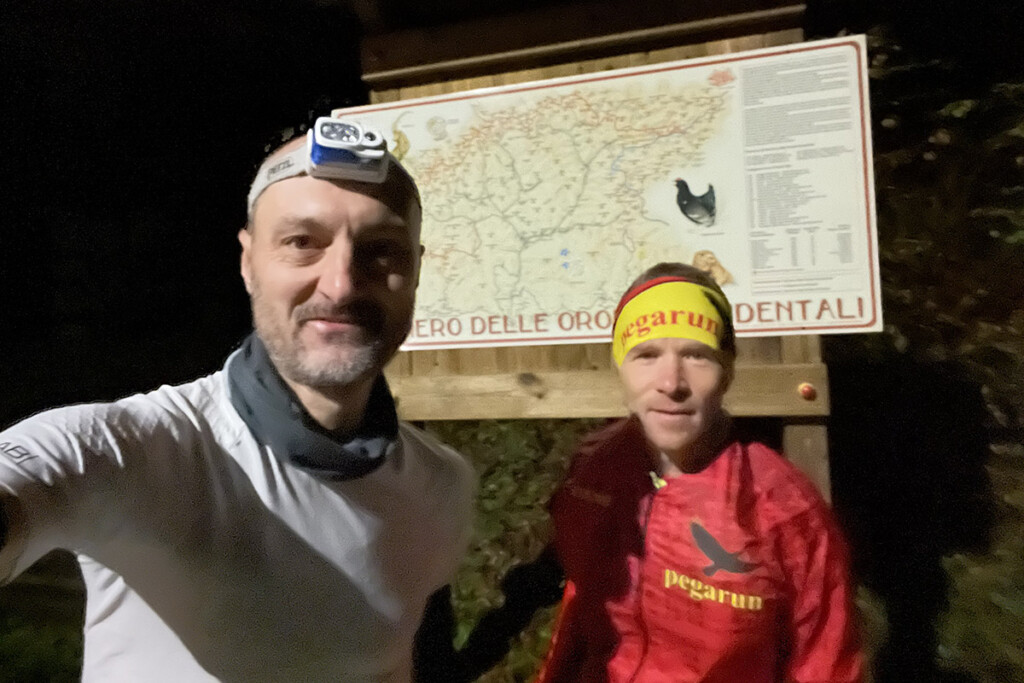 Luca Arrigoni e Luca Carrara alla partenza del Sentiero 101 delle Orobie Occidentali, prima del tentativo di record del 2025. Foto Pegarun.