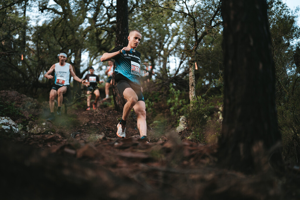 Luca Del Pero seguito da Daniel Antonioli in azione lungo il percorso del Marató dels Dements durante lo SkyMasters della Skyrunner World Series.