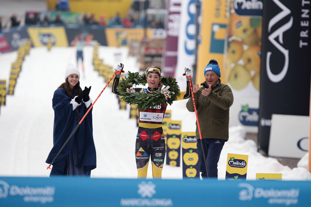 Emilie Fleten taglia il traguardo e vince la 52ª Marcialonga di Fiemme e Fassa 2025 con la corona d’alloro – photo Newspower