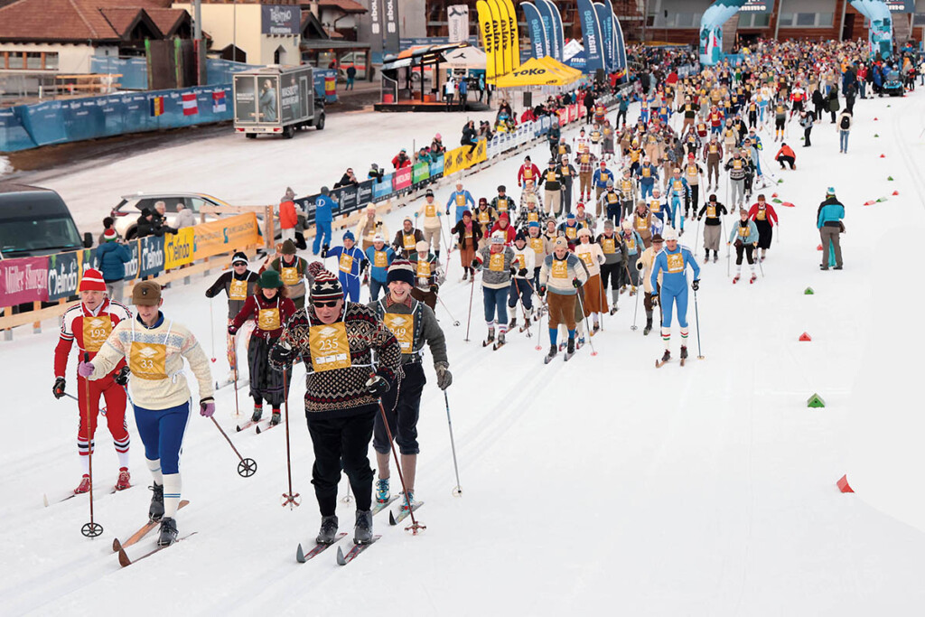 Partenza della Marcialonga Story 2025 con numerosi partecipanti in abbigliamento e attrezzatura storica lungo il tracciato innevato. Photo Newspower