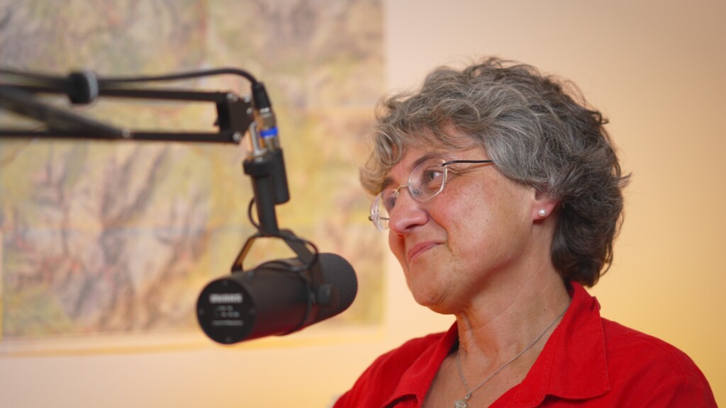 Marina Consolaro durante la registrazione del video-podcast “Oltre la vetta” del Club Alpino Italiano, dedicato al lutto e al trauma in montagna.