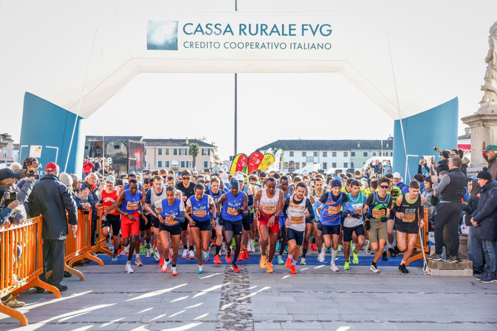 Partenza della Mezza Maratona di Palmanova 2025 in Piazza Grande, con il gruppo di runner schierati sotto l’arco Cassa Rurale FVG. Foto Phototoday