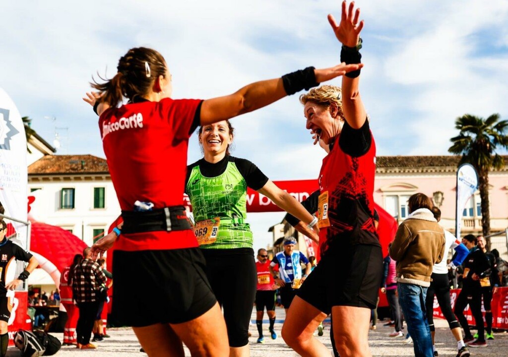 Runner festeggiano al traguardo della Mezza Maratona di Palmanova 2024 in Piazza Grande.