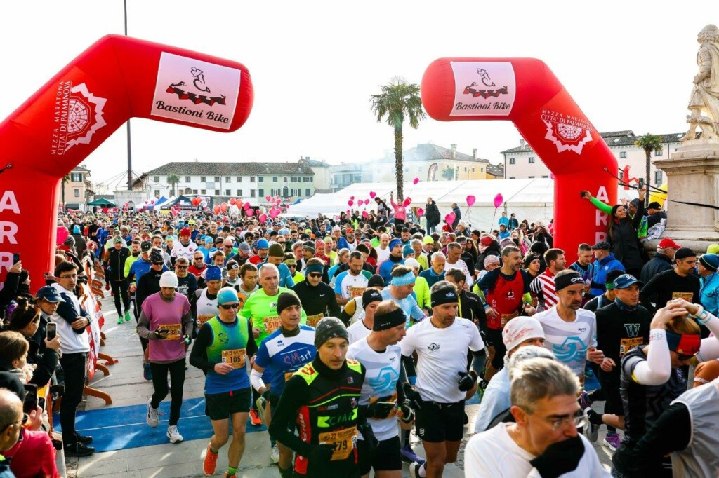 Partenza della Mezza Maratona di Palmanova 2024 da Piazza Grande, con centinaia di runner al via nella città stellata friulana.