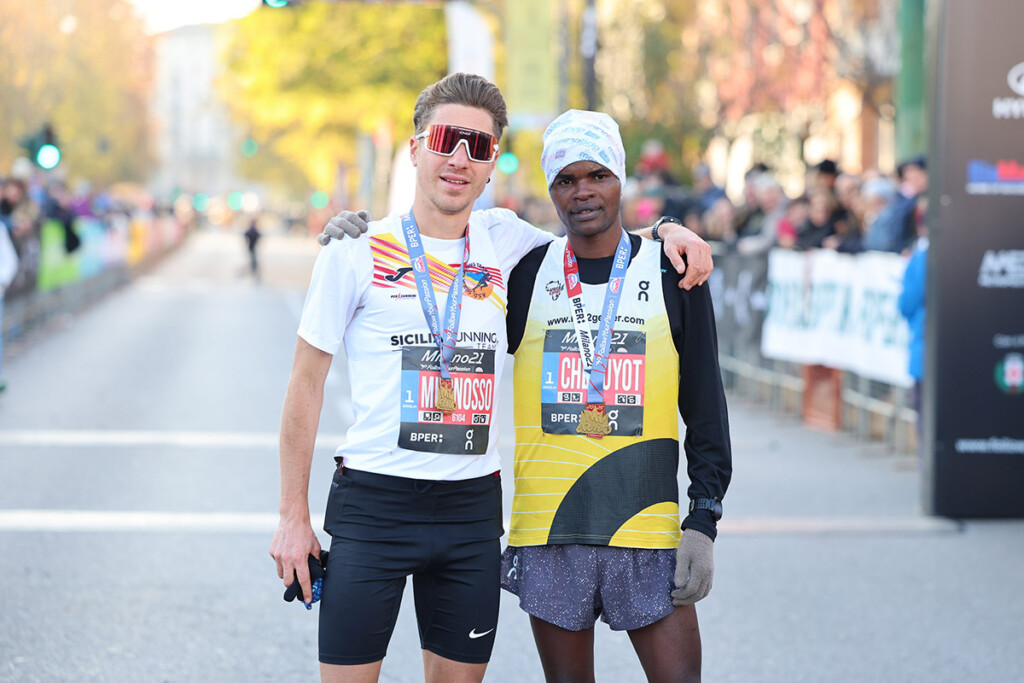 Raymond Cheruiyot e Riccardo Mugnosso al traguardo della Milano21 Half Marathon 2025 dopo aver chiuso rispettivamente primo e secondo.
