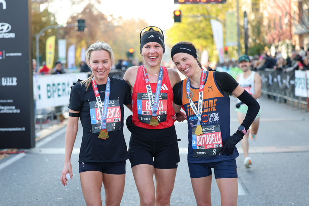 Elzbieta Glinka, Nina Chydenius e Sara Bottarelli posano insieme al traguardo della Milano21 Half Marathon 2025 dopo aver conquistato i primi tre posti della gara femminile.