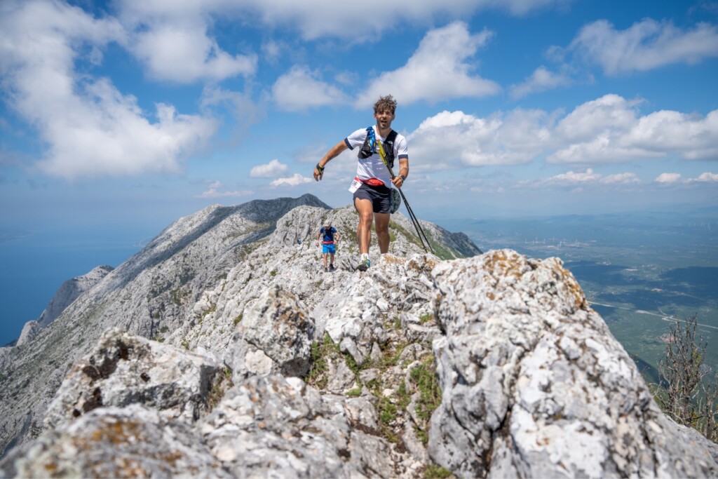 Runner sul crinale dei monti Biokovo durante i Mondiali Giovanili di Skyrunning 2026, con vista sull’Adriatico e sull’entroterra croato.