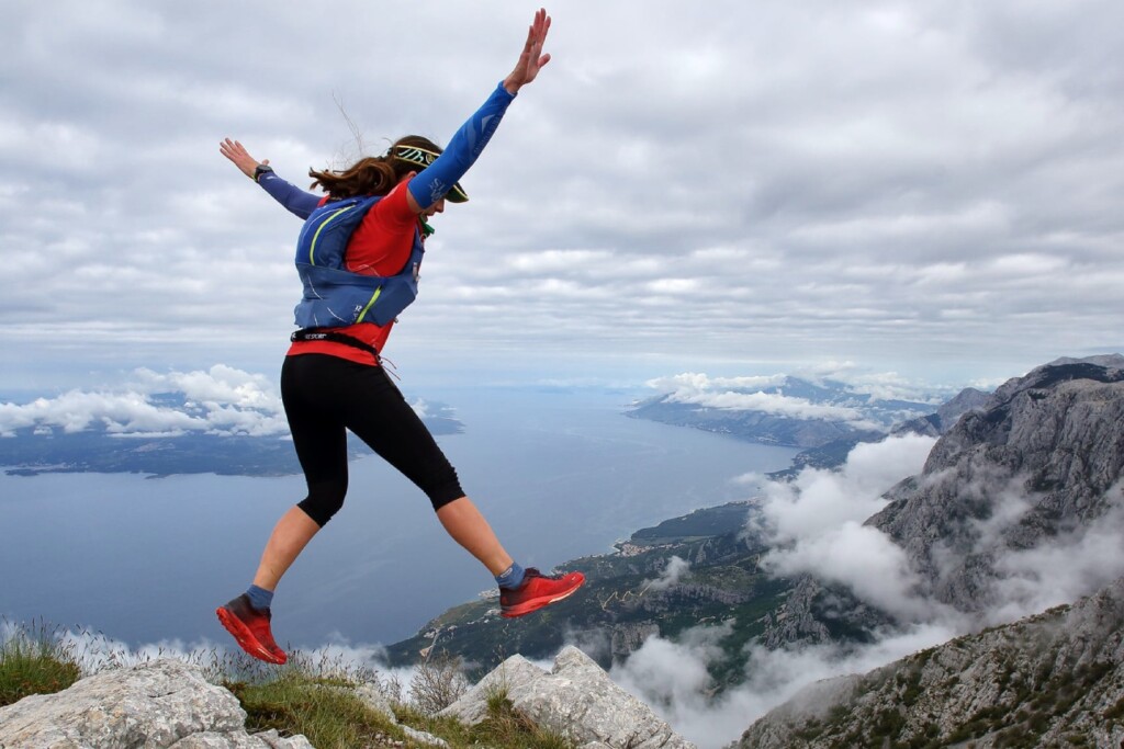 Runner sui monti Biokovo disciplina Sky dei Mondiali Giovanili di Skyrunning, con vista sulla costa croata.