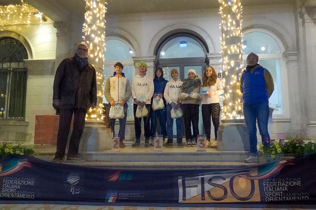 Premiazione della SkyRun in Orienteering 2025 a Monfalcone con gli atleti delle rappresentative FISky e FISO sul podio durante la cerimonia serale.