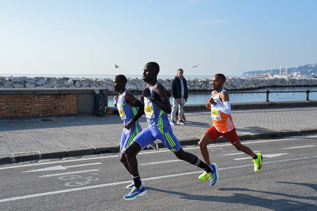 Runner in azione sul lungomare di Napoli durante la City Half Marathon.