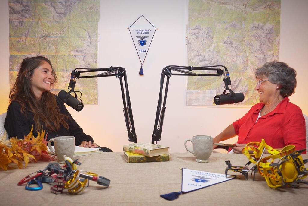 La giornalista Sofia Farina e Marina Consolaro durante la registrazione del video-podcast “Oltre la vetta” del Club Alpino Italiano, dedicato al dialogo sul lutto e sul trauma in montagna.