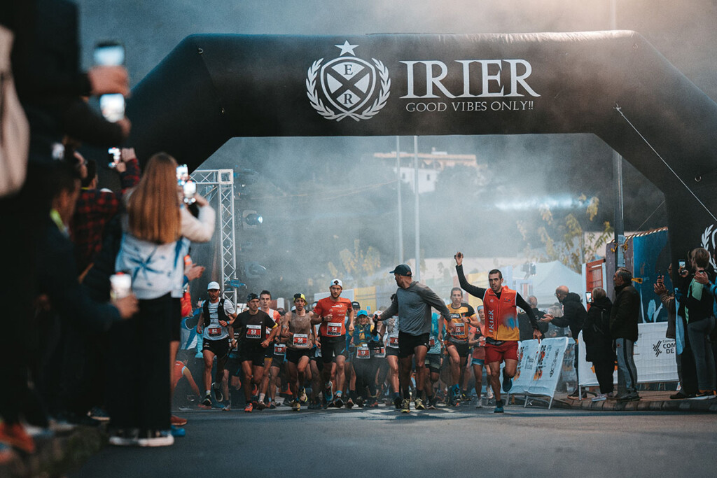 Partenza del Marató dels Dements durante lo SkyMasters della Skyrunner World Series, con gli atleti pronti a sfidarsi sui sentieri di Eslida.