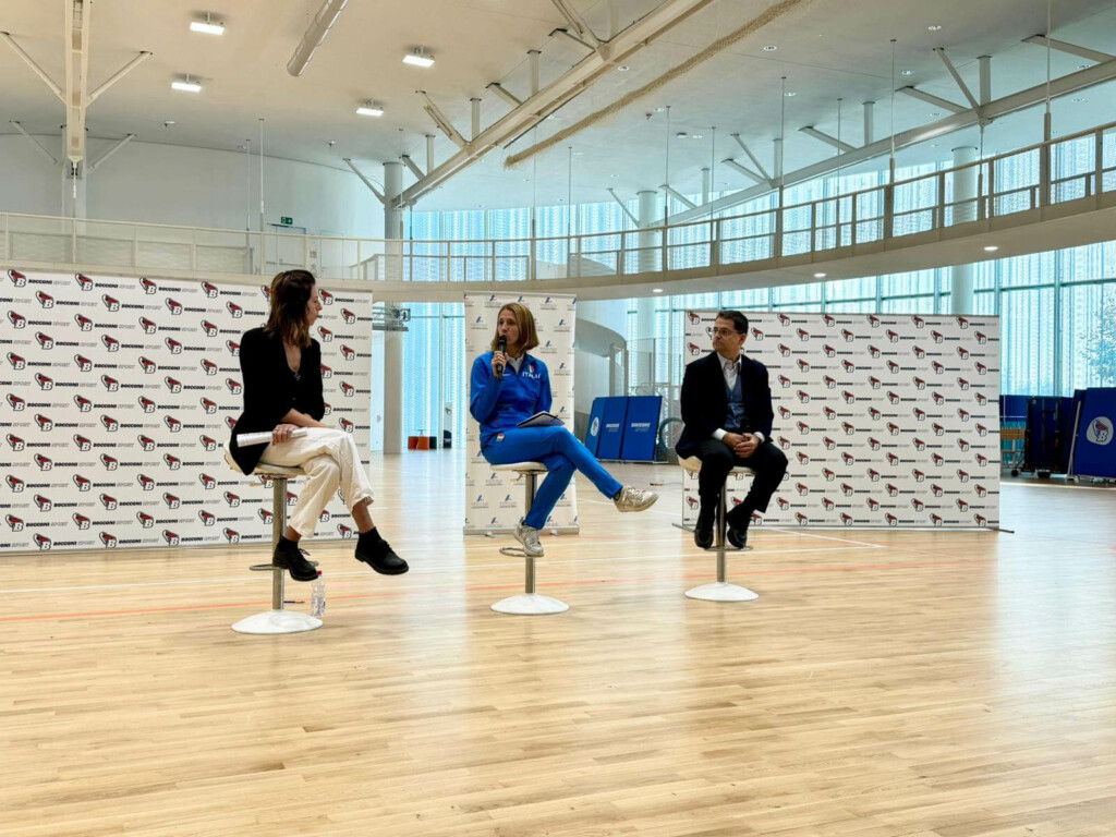 Dialogo tra moderatrice, atleta e relatore durante la lezione del Progetto Talento alla Bocconi.
