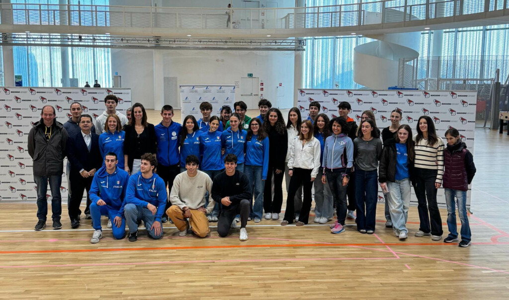 Foto di gruppo degli atleti del Progetto Talento insieme ai relatori e allo staff alla Bocconi.