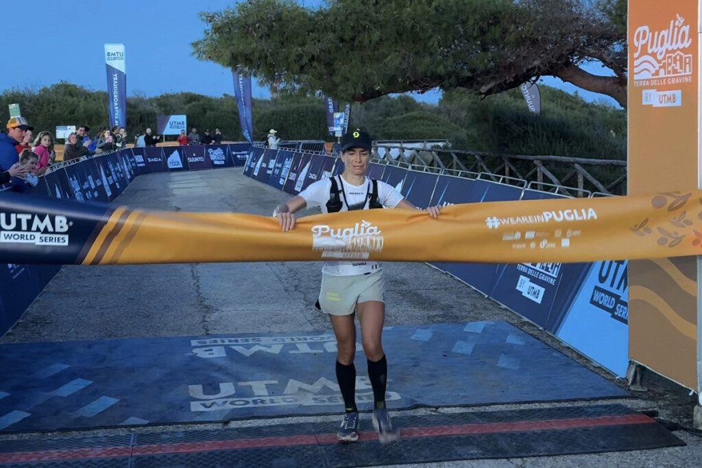 Daniela Rota taglia il traguardo della 85 km della Puglia by UTMB 2025 a Castellaneta Marina, vincendo la gara femminile.