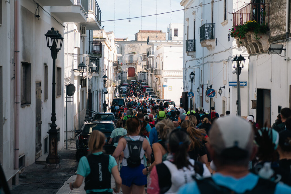 I partecipanti della Puglia by UTMB 2025 attraversano le vie del centro storico di Laterza durante la gara da 85 km.
