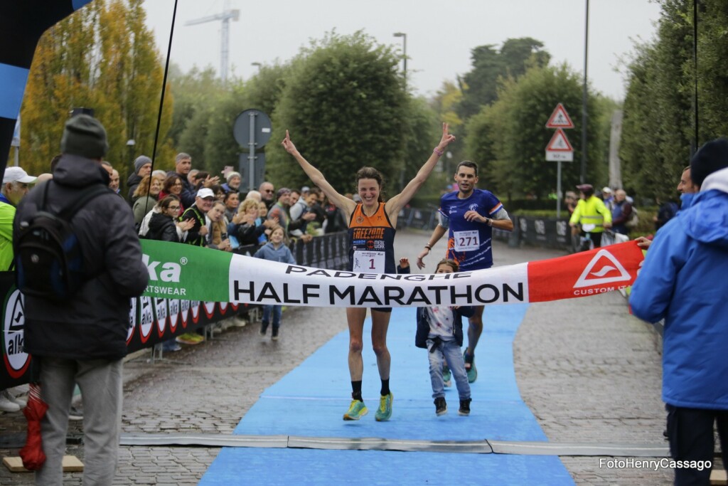 Sara Bottarelli taglia il traguardo vincendo la Padenghe Half Marathon 2025