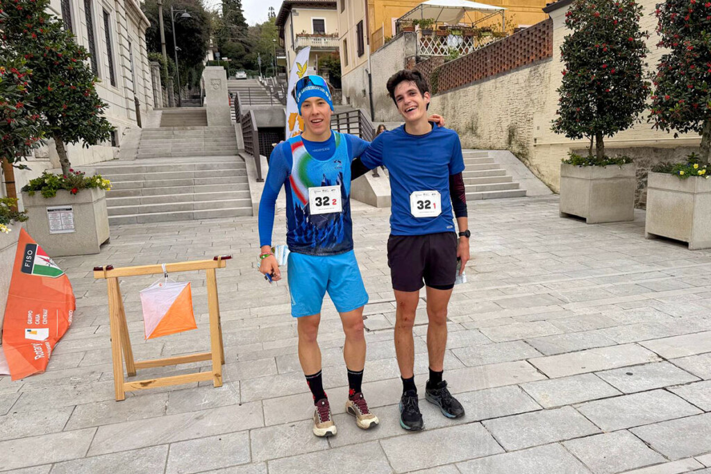 Due giovani atleti della coppia numero 32 al traguardo della SkyRun in Orienteering 2025 a Monfalcone, durante la prova mista FISky e FISO.