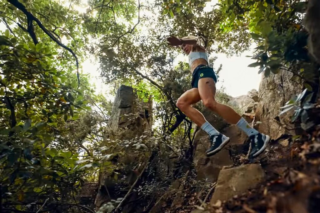 Runner in azione su un sentiero di montagna nel film Unfinished Business, che racconta la stagione 2025 della Golden Trail World Series – Foto Golden Trail World Series