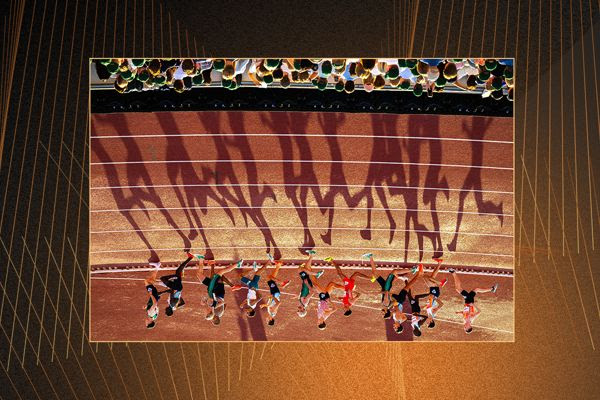 Atleti impegnati nella Dream Mile ai Bislett Games di Oslo ripresi dall’alto, con lunghe ombre proiettate in pista nello scatto di Vegard Grott premiato come World Athletics Photograph of the Year 2025.