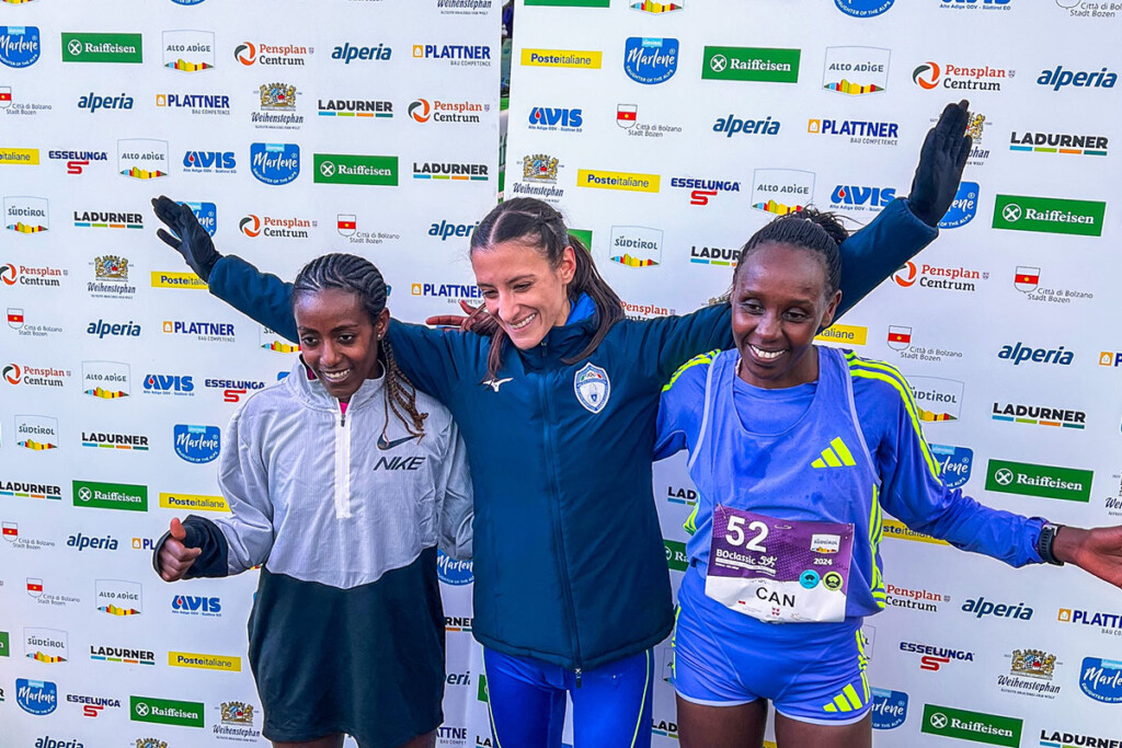 Il podio femminile della BOclassic Alto Adige 2024 con Nadia Battocletti vincitrice, Aleshign Baweke seconda e Yasemin Can terza a Bolzano