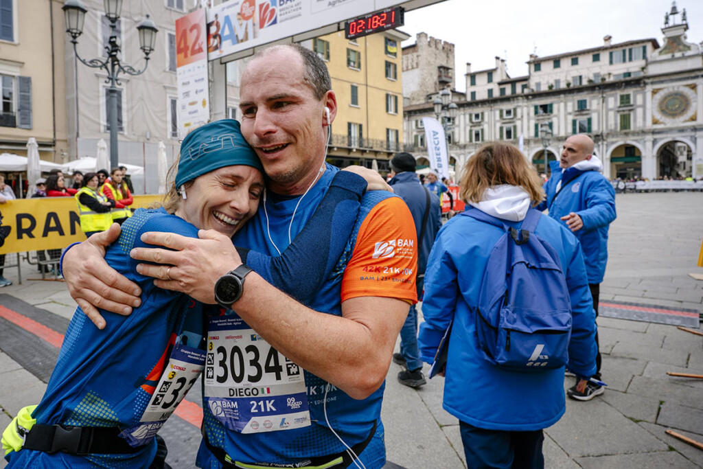 Atleti al traguardo della Brescia Art Marathon nel centro di Brescia