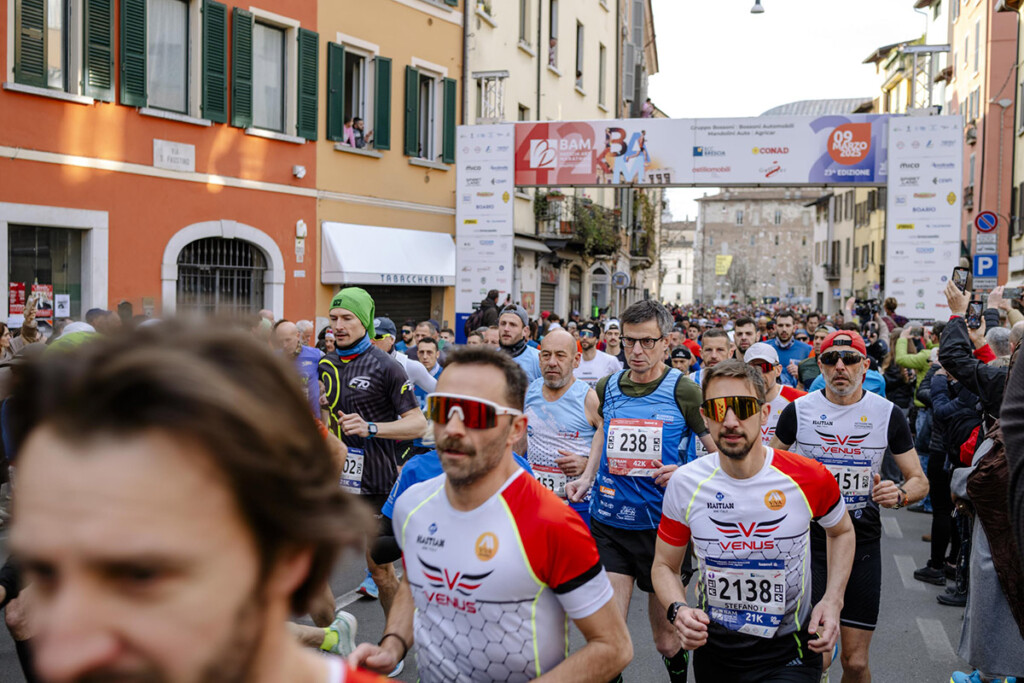 Atleti in partenza alla Brescia Art Marathon nel centro storico di Brescia