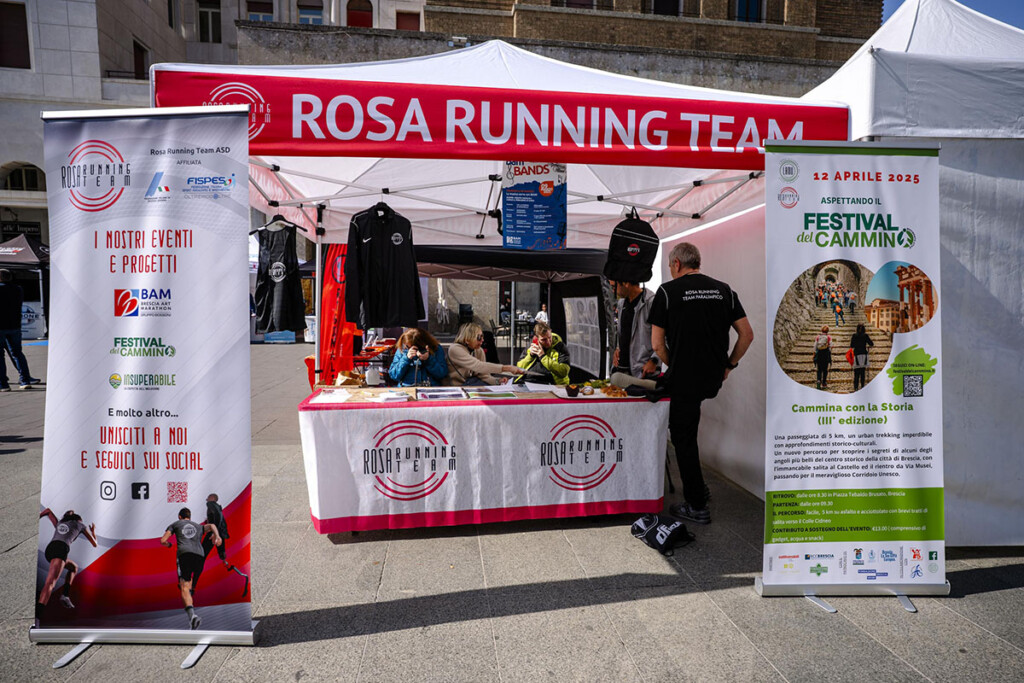 Stand del Rosa Running Team durante la Brescia Art Marathon a Brescia