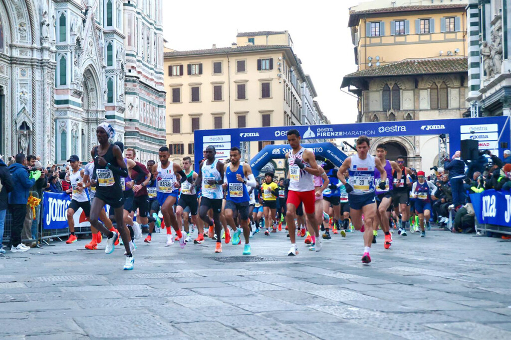 La partenza della Firenze Marathon 2025 davanti al Duomo, con il gruppo dei top runner in azione.