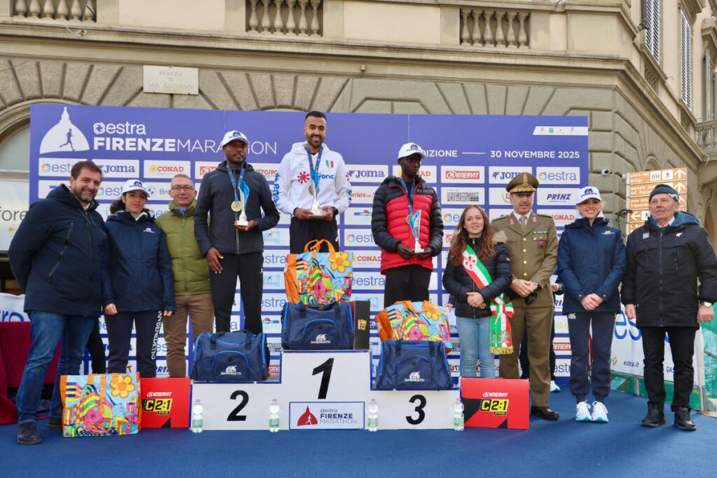 Podio maschile della Firenze Marathon 2025 con Badr Jaafari vincitore al centro, affiancato da Negawo Asnake Dubre e Ishmael Chelanga Kalale. Foto © Lorenzo Shots.