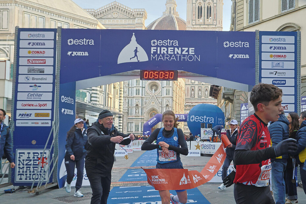 La vincitrice della 10 km Maddalena Pizzamano taglia il traguardo della Firenze Marathon 2025 in Piazza Duomo.