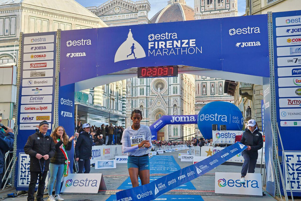Tsega Desta Mheari taglia il traguardo della Firenze Marathon 2025 in Piazza Duomo. Foto Lorenzo Shots.