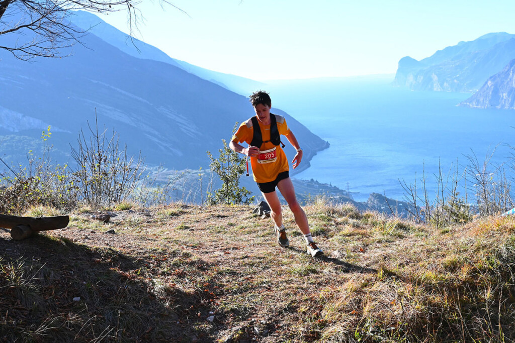 Julius Ott in gara sul percorso del Garda Trentino Xmas Trail con vista sull’Alto Garda