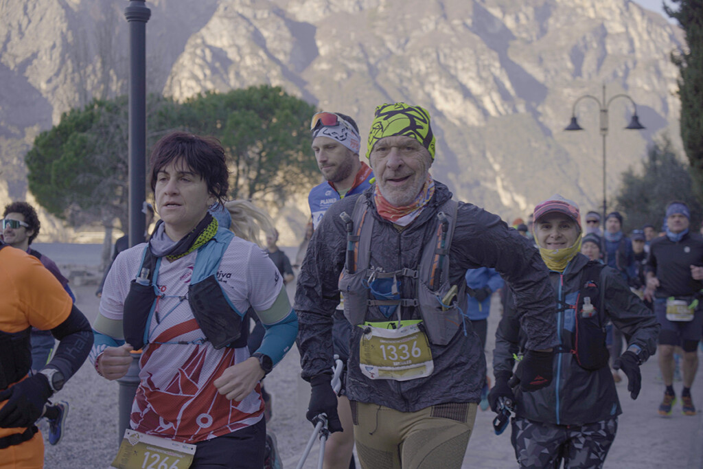 Atleti in gara al Garda Trentino Xmas Trail durante un tratto iniziale del percorso