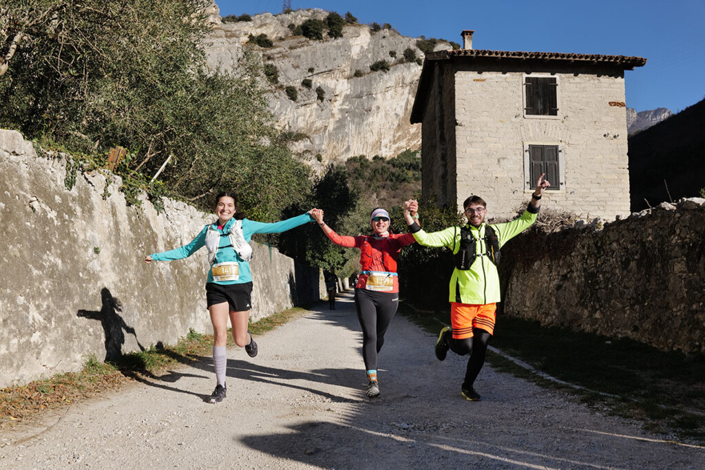 Atleti sul percorso del Garda Trentino Xmas Trail a Torbole durante la gara