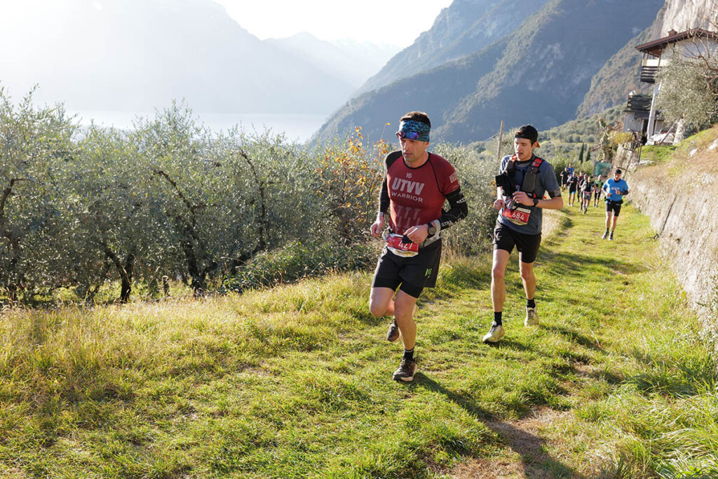 Atleti in gara lungo il percorso del Garda Trentino Xmas Trail a Torbole sul Garda