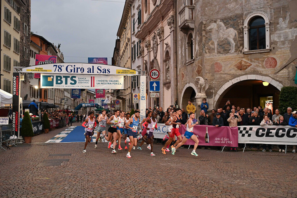 Partenza del Giro al Sas nel centro storico di Trento durante il Trento Running Festival