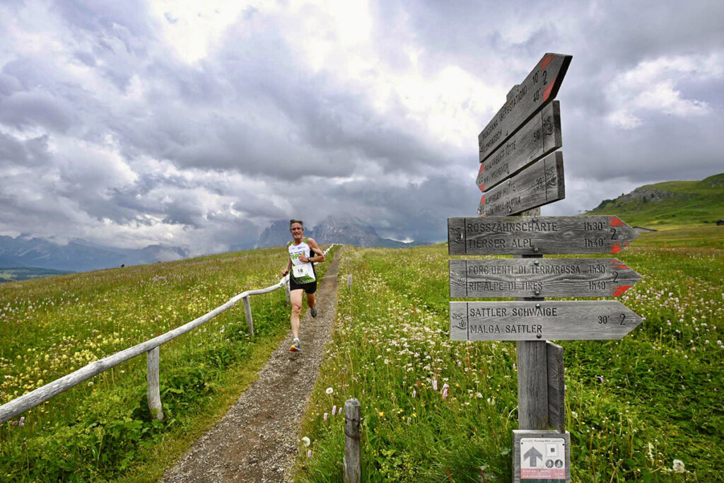 Runner in gara lungo il percorso della Mezza Maratona Alpe di Siusi