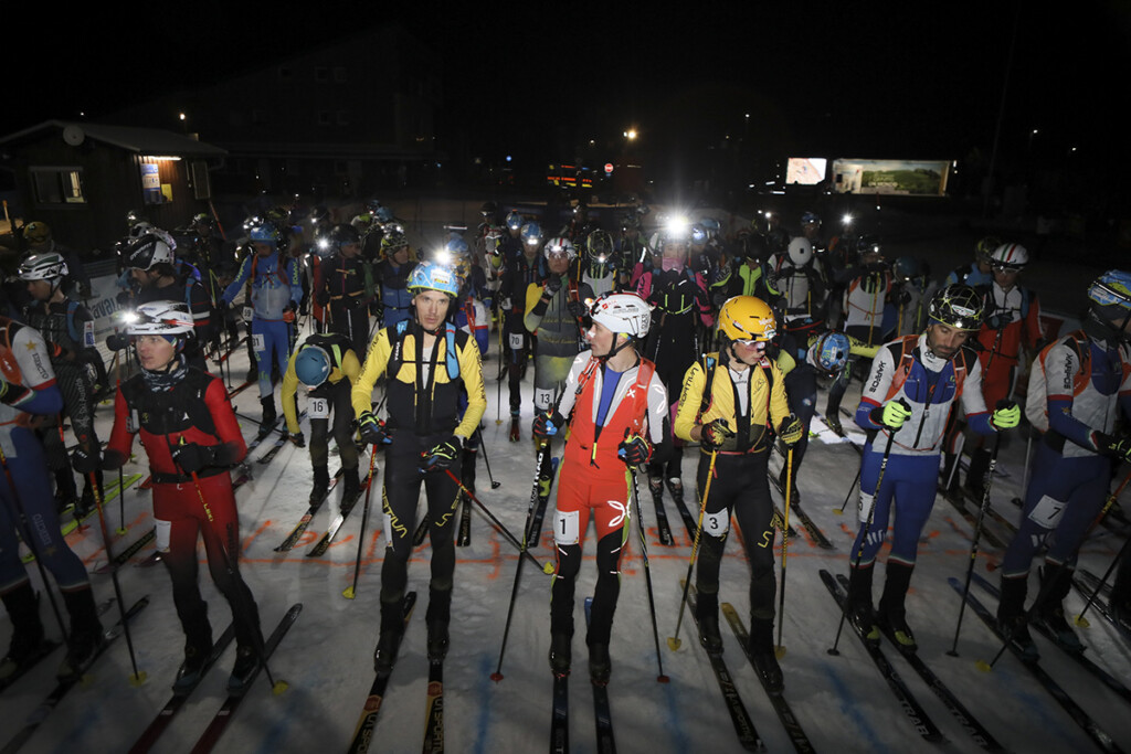 Partenza notturna della gara maschile ai Campionati Italiani di Sci Alpinismo Vertical 2025 a Piancavallo