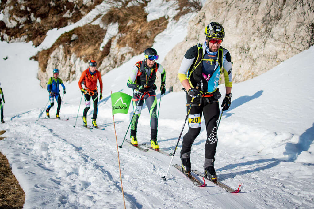 Atleti impegnati in una gara di sci alpinismo a Piancavallo