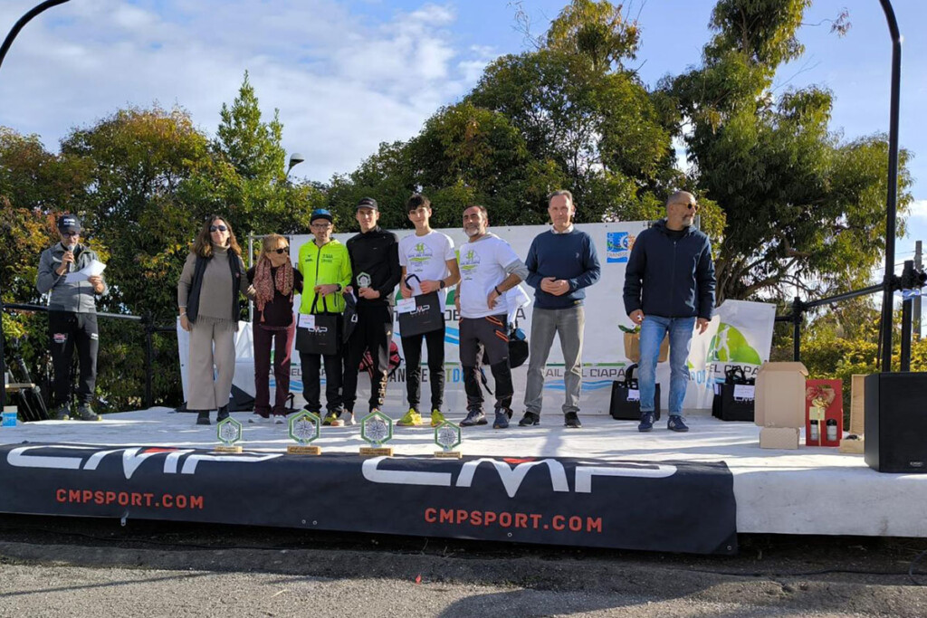 Premiazione del Trail del Ciapà 2025 sul palco allestito a Cervo.