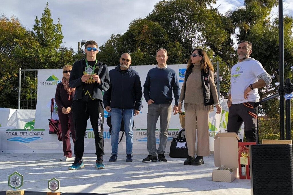 Premiazione del Trail del Ciapà 2025 sul palco allestito a Cervo.