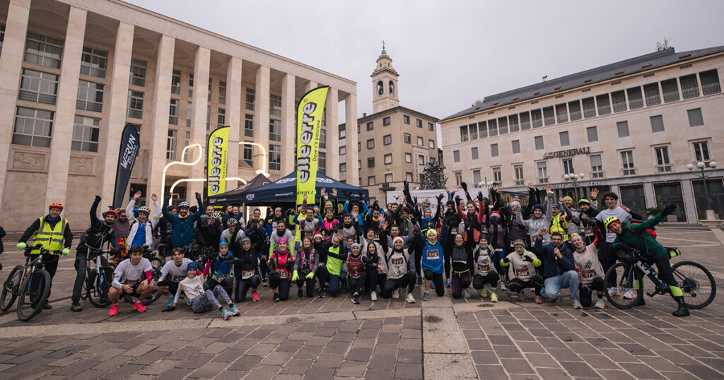 Foto di gruppo dei partecipanti alla We Run For Christmas in Piazza della Libertà a Bergamo.