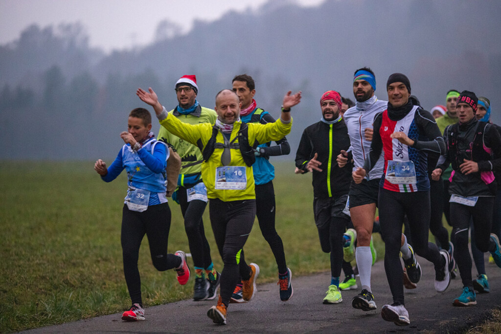 Gruppo di runner in azione alla We Run For Christmas durante una tappa in provincia di Bergamo.
