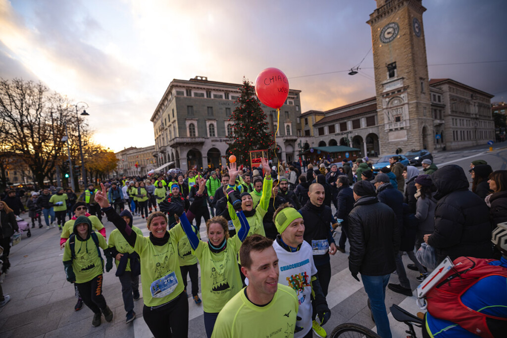 Partecipanti della We Run For Christmas 2025 in centro a Bergamo