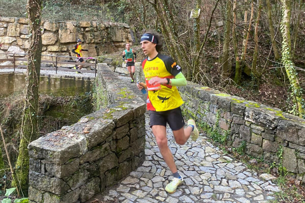 Stefano Rota in azione sul percorso della 17 km al Winter Trail Valle Imagna 2025 a Rota d’Imagna