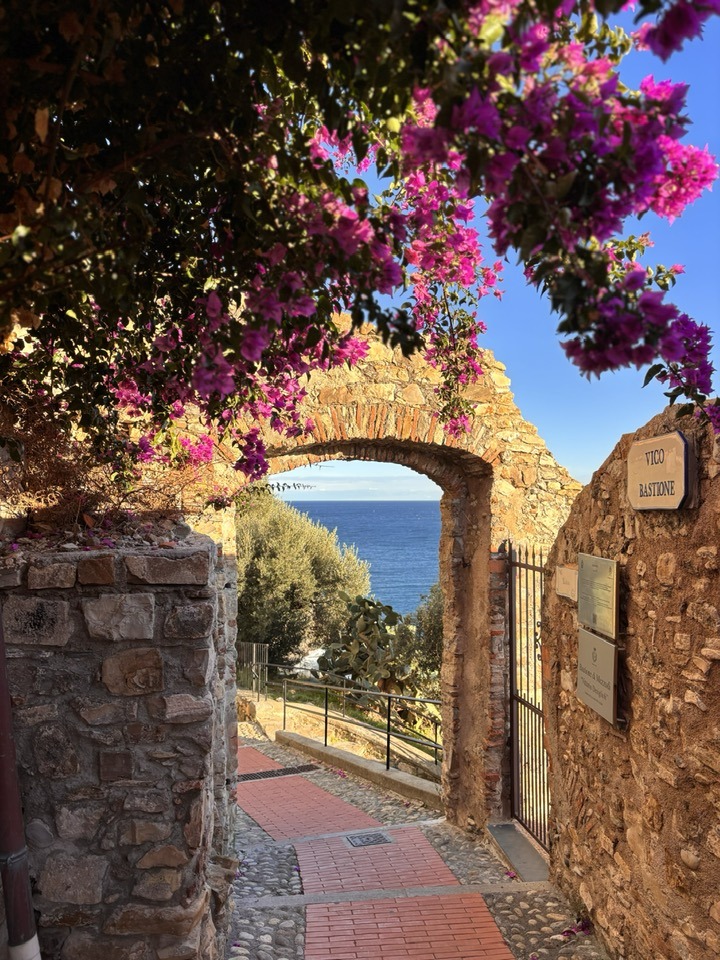 Arco in pietra nel borgo di Cervo con vista sul mare dal Vico Bastione.
