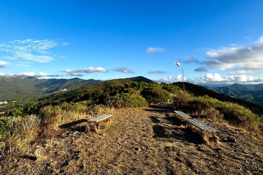 Panorama dalla dorsale sopra Cervo con vista sulle colline del Golfo Dianese.
