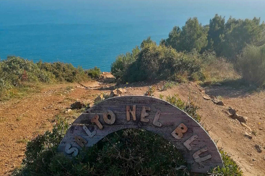Il punto panoramico “Salto nel blu” nel Parco del Ciapà con vista sul mare.