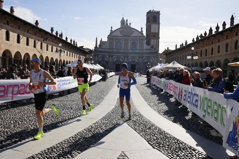 Runner in gara alla Scarpadoro di Vigevano durante il passaggio in Piazza Ducale